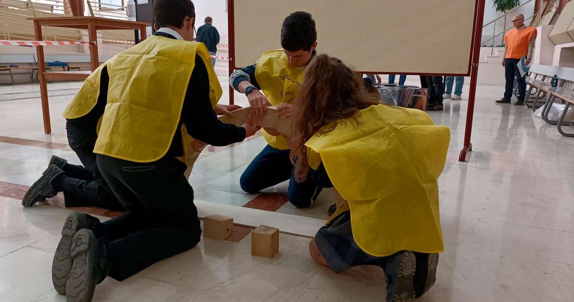 Young people riding a bridge with wooden cubes, participating in the road olympics | ETSi 