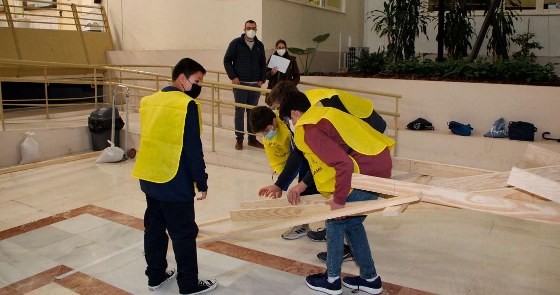 Future students finishing assembling the base of the wooden bridge | ETSi 